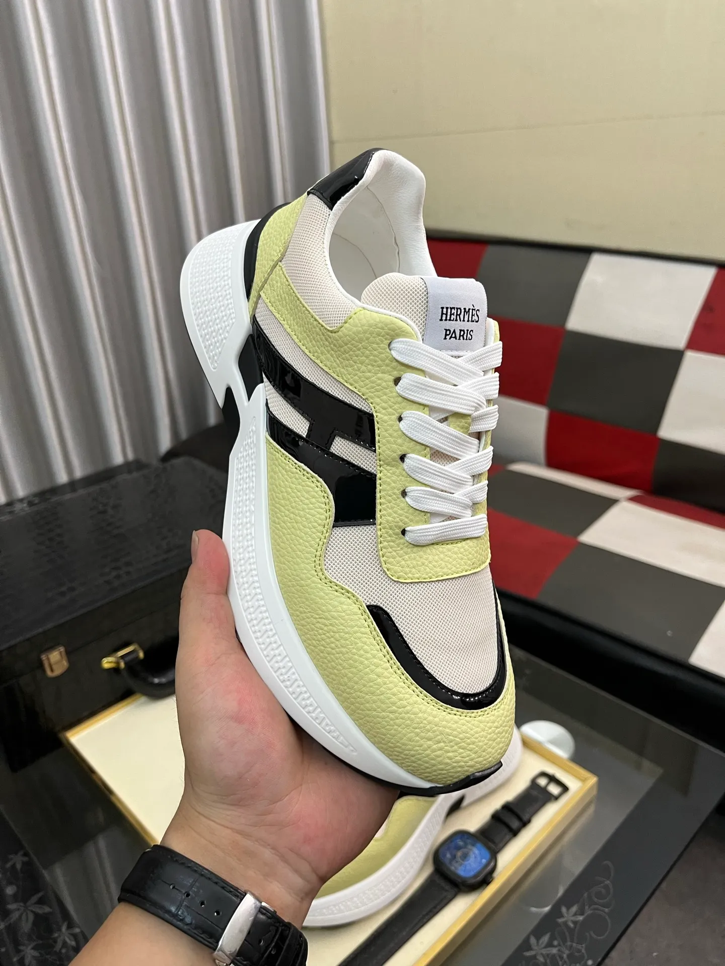 Men's shoes 💰540⌚️⌚️HERMES/Hermès Hugo thick-soled sneakers, casual men's shoes, these sneakers are made of imported first-layer cowhide leather and breathable mesh design. The contrasting color design creates a dynamic and modern shape. The front end of the toe is decorated with natural-color rubber inlays, which is novel and fashionable. The texture is incomparable, with cowhide lining and cowhide foot pads, the upper foot is comfortable and breathable, and the rubber sole is decorated with geometric patterns and iconic "H" details. A very personal one! Size: 38-44